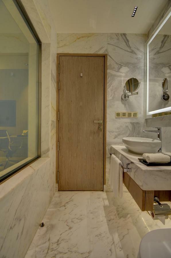 Vividus Hotel Bangalore Buitenkant foto